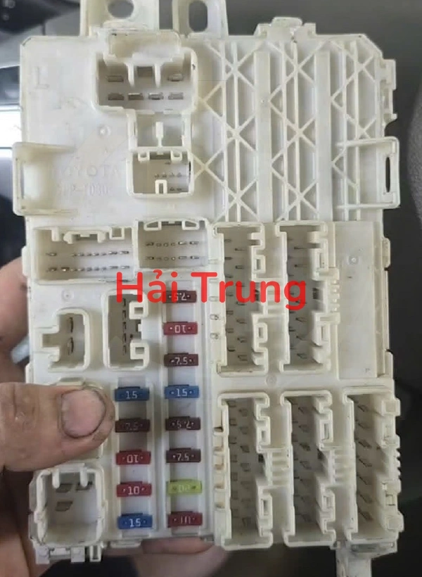 Hộp cầu trì trong xe Toyota Fortuner Tháo Xe