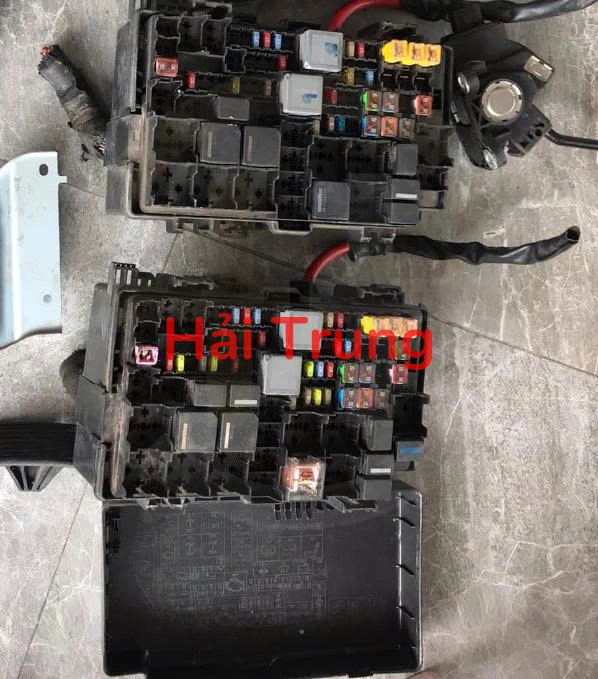 Hộp cầu trì, nắp hộp cầu trì Toyota Hilux Tháo Xe