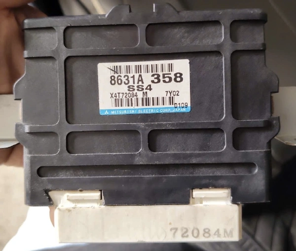 Hộp điều khiển gài cầu Mitsubishi Pajero 2008 Tháo Xe 8631A358