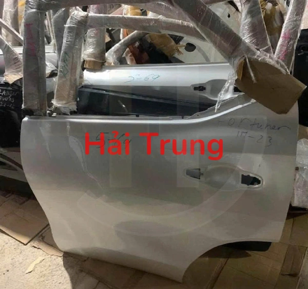 Cánh cửa sau Toyota Fortuner 2023 Tháo Xe Zin keo chỉ
