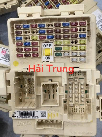 Tháo Xe Hộp cầu trì trong xe Hyundai Tucson 2019 91951D3520