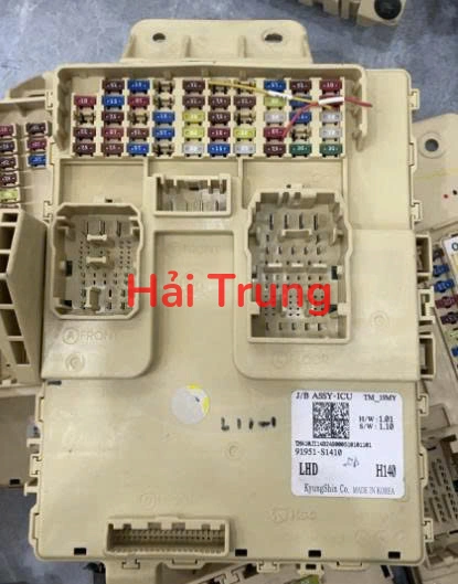 Tháo Xe Hộp cầu trì trong xe Hyundai Santafe 2019 2020 91951S1410