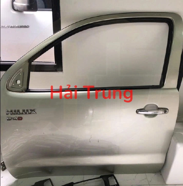 Cánh cửa Toyota Hilux màu bạc Tháo Xe