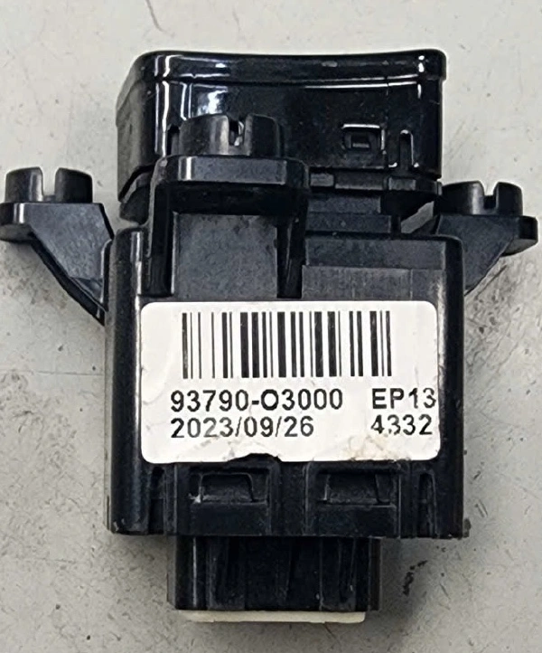 Công tắc đèn cảnh báo nguy hiểm Hyundai Custin Tháo Xe 93790-O3000