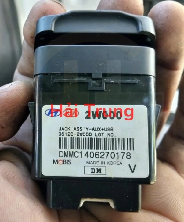Giắc cắm AUX & USB Hyundai Santafe Tháo Xe 961202W000