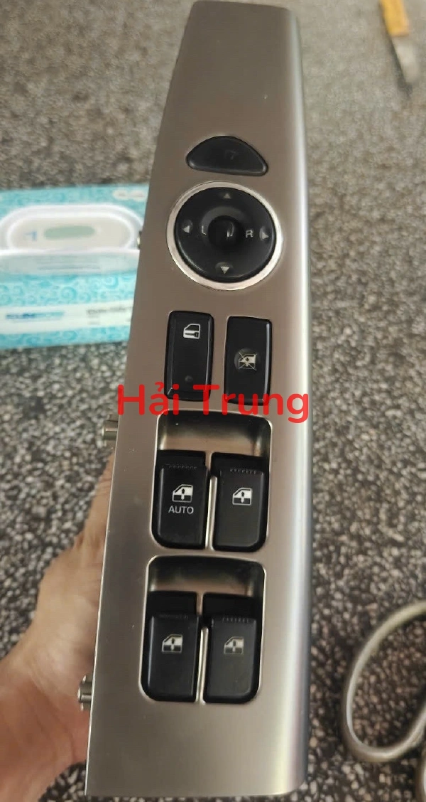 Cụm công tắc lên xuống kính liền ốp Hyundai Santafe 2010-2012 Tháo Xe 93570-2B430 935702B430