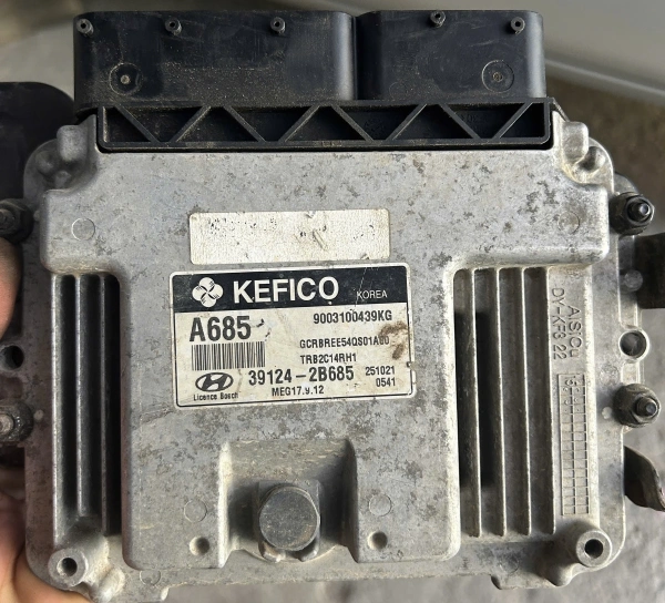 Hộp điều khiển động cơ Hộp đen ECU Hyundai Accent 2011 Tháo Xe 391242B685