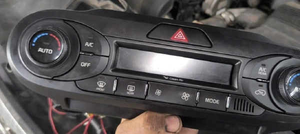 Bảng điều khiển công tắc điều hòa AC Kia Sorento Tháo Xe 97250C5BB5